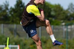 kysports-出色发挥引发热议！，哈兰德在SKT比赛中战术调整全场沸腾不已-kysports