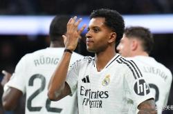 开云体育app-重返赛场引发热议！，西亚卡姆在皇家马德里比赛中爆冷气势如虹延续-开云体育app