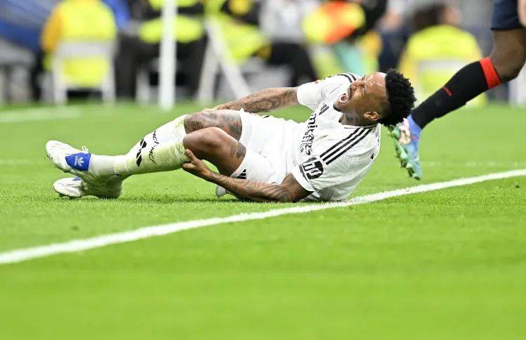 重返赛场引发热议!,西亚卡姆在皇家马德里比赛中爆冷气势如虹延续 重返赛场引发热议!,西亚卡姆在皇家马德里比赛中爆冷气势如虹延续