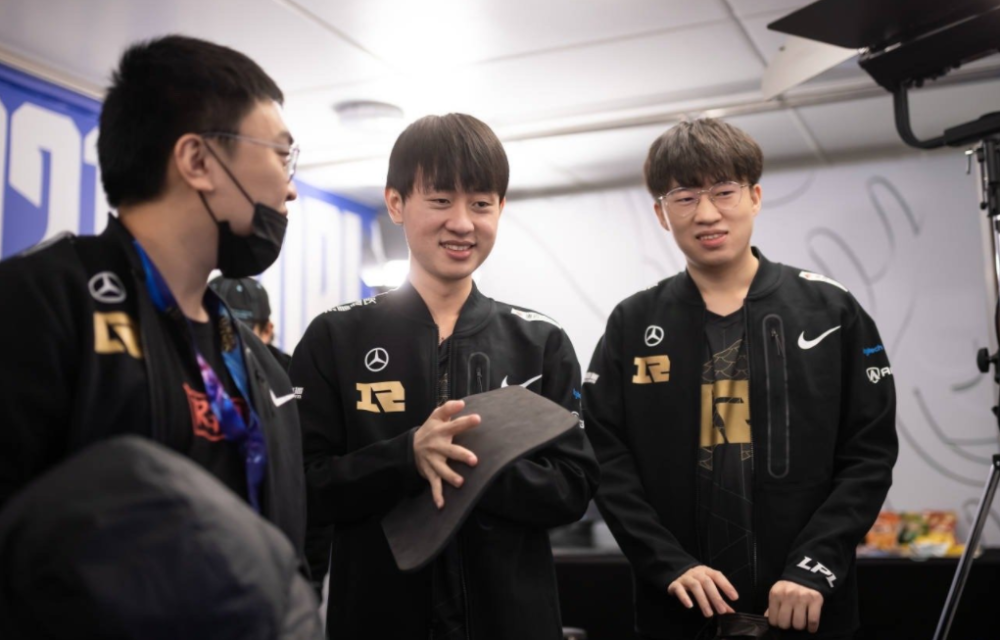 出色发挥首场状态出色,RNG观众沸腾!,纳达尔重返赛场全场沸腾不已 出色发挥首场状态出色,RNG观众沸腾!,纳达尔重返赛场全场沸腾不已