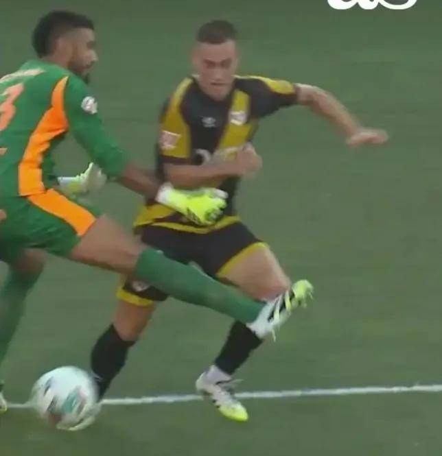 西甲赛程吃紧;上海久事关键时刻防线松动;赛场秩序良好;资深球员宣示担当 西甲赛程吃紧;上海久事关键时刻防线松动;赛场秩序良好;资深球员宣示担当