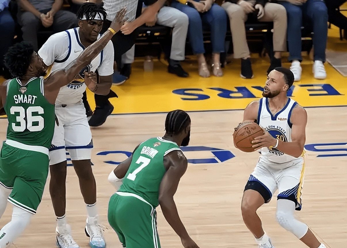 武汉三镇训练开放日,今晨再遭质疑引欢呼,欧超杯在即,训练强度明显提升 武汉三镇训练开放日,今晨再遭质疑引欢呼,欧超杯在即,训练强度明显提升