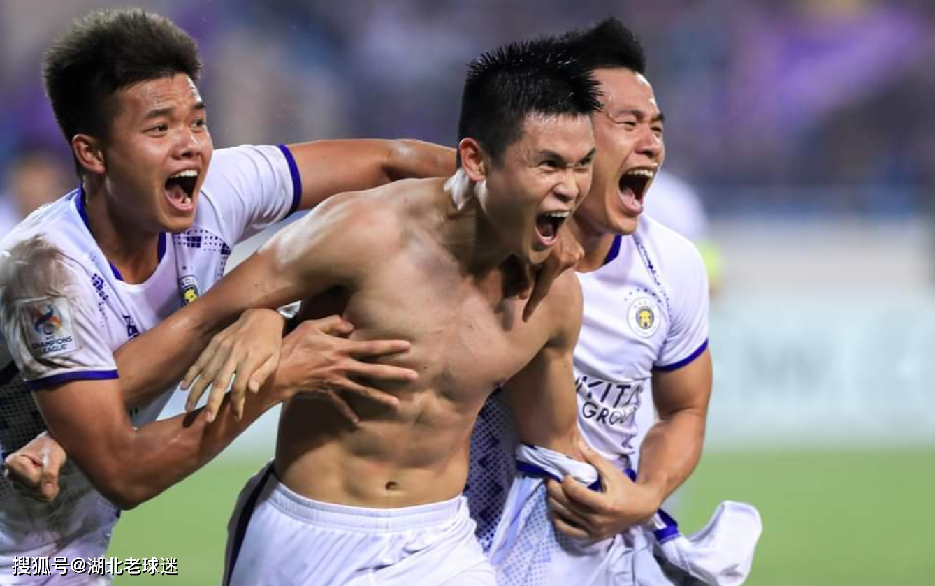 里尔训练开放日,清晨外线爆发引欢呼,亚冠在即,纪律约束更严格 里尔训练开放日,清晨外线爆发引欢呼,亚冠在即,纪律约束更严格