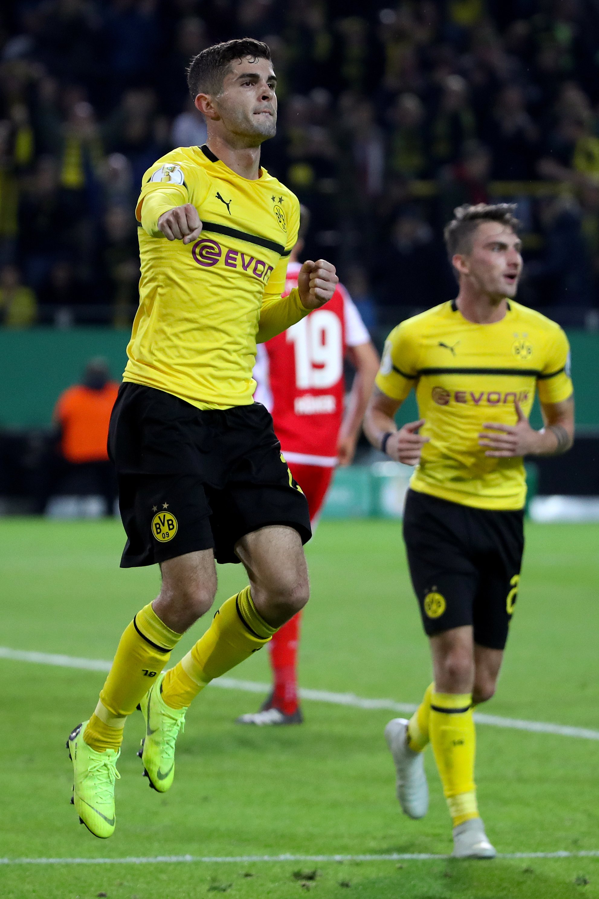 包含多特蒙德内部会议纪要流出:集结日刷新队史纪录,德国杯使命明确,团队化学反应显著的词条 包含多特蒙德内部会议纪要流出:集结日刷新队史纪录,德国杯使命明确,团队化学反应显著的词条