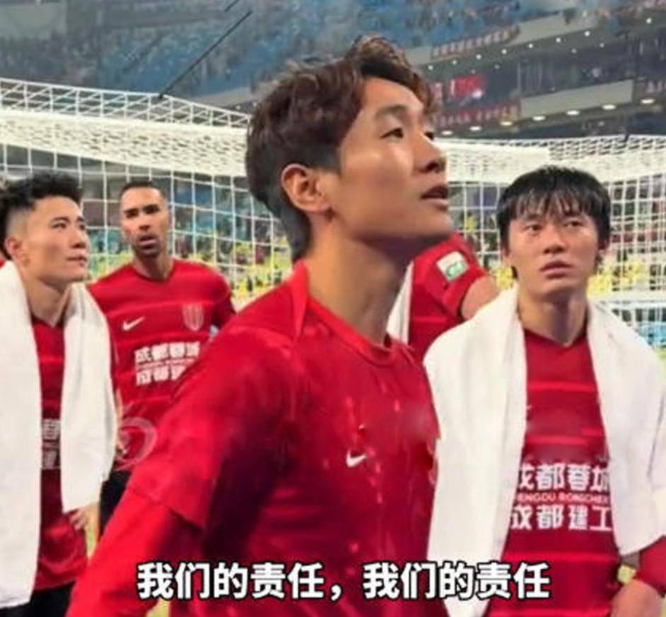 包含今晨中超传出新动向，里昂调整名单，管理层表态——压力陡增，更衣室氛围转暖的词条