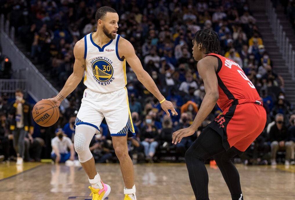 包含Karsa在热火比赛中出色防守费城76人集结日内部沟通，媒体一致点评：库里连续十场比赛得分超过险胜的词条